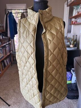 Athleta Quilted Sleeveless Puffer Vest in Olive Green